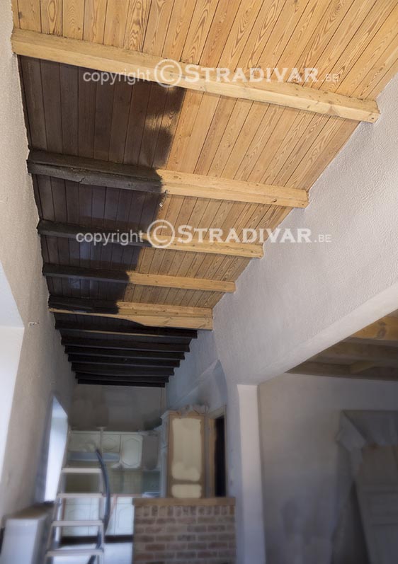 zandstralen of luchtgommen van donker houten plafond